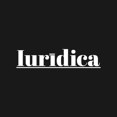 Logo con fondo negro y letras blancas de la revista Iuridica